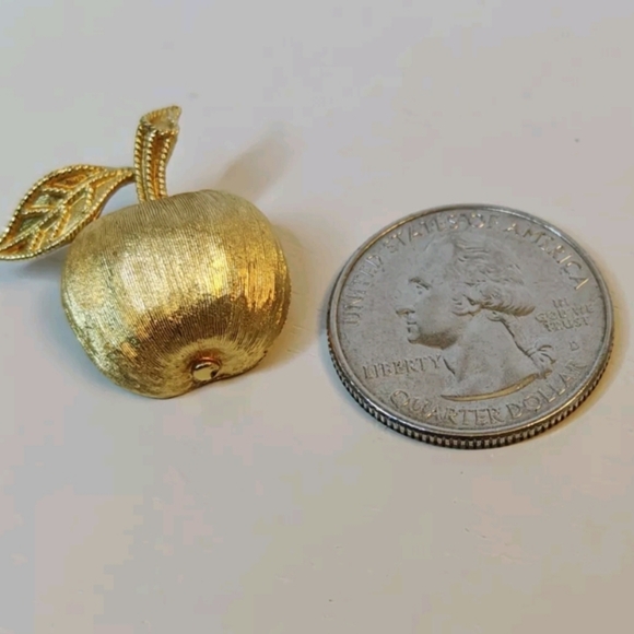 CROWN TRIFARI Brushed Goldtone Brooch Pin Vintage Wearable Collectible - Picture 5 of 5